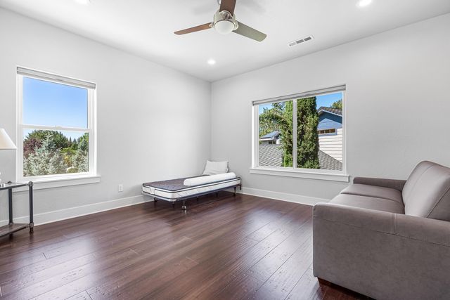 302 Penny Lane, Shady Cove, OR 97539