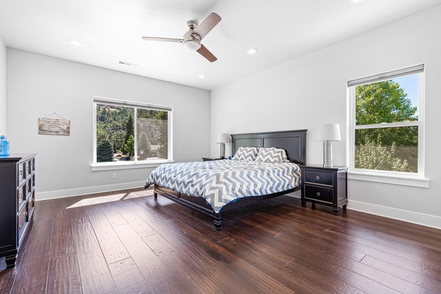 302 Penny Lane, Shady Cove, OR 97539