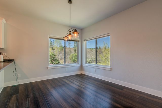 302 Penny Lane, Shady Cove, OR 97539