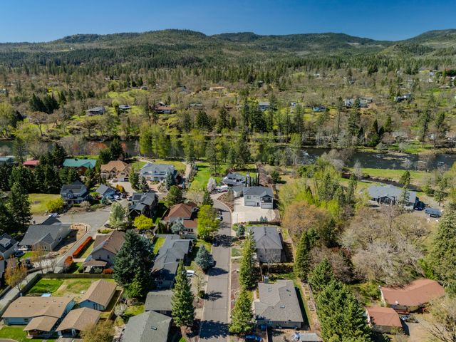 302 Penny Lane, Shady Cove, OR 97539