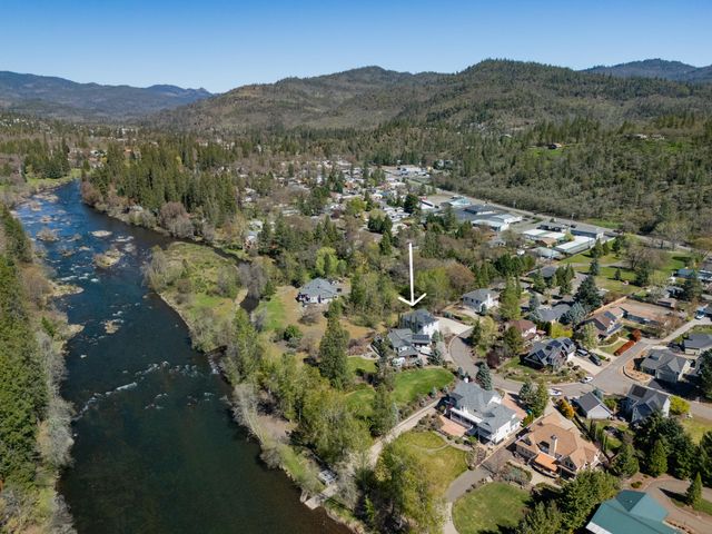 302 Penny Lane, Shady Cove, OR 97539