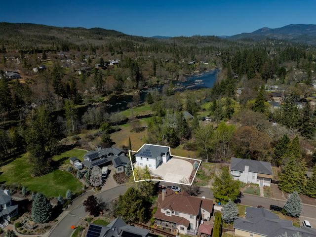 302 Penny Lane, Shady Cove, OR 97539