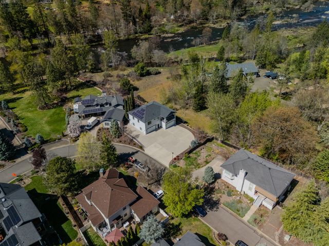 302 Penny Lane, Shady Cove, OR 97539