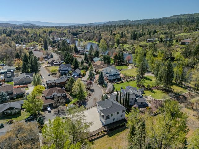 302 Penny Lane, Shady Cove, OR 97539