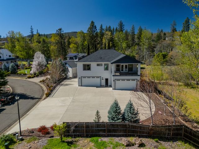 302 Penny Lane, Shady Cove, OR 97539