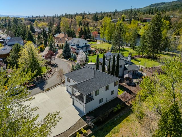 302 Penny Lane, Shady Cove, OR 97539