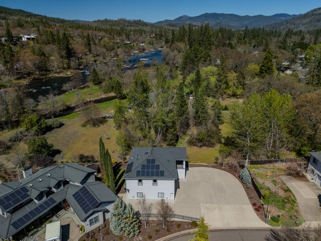 302 Penny Lane, Shady Cove, OR 97539