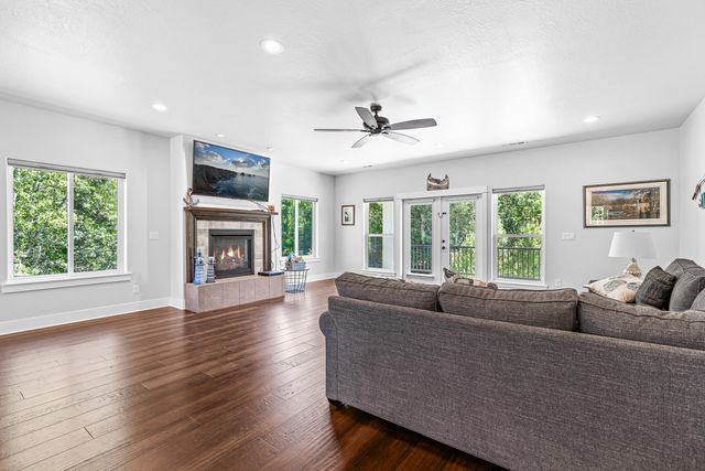 302 Penny Lane, Shady Cove, OR 97539