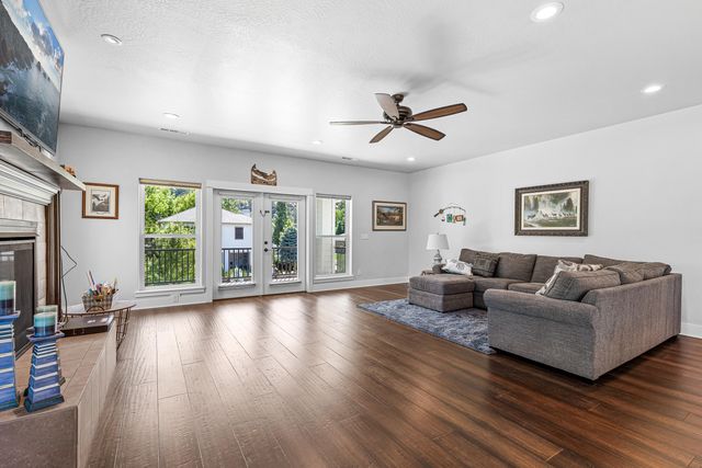 302 Penny Lane, Shady Cove, OR 97539