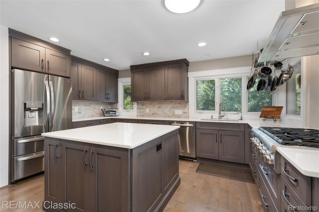 6600 Valley Spring Road, Bloomfield Charter Township, MI 48301