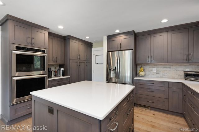6600 Valley Spring Road, Bloomfield Charter Township, MI 48301