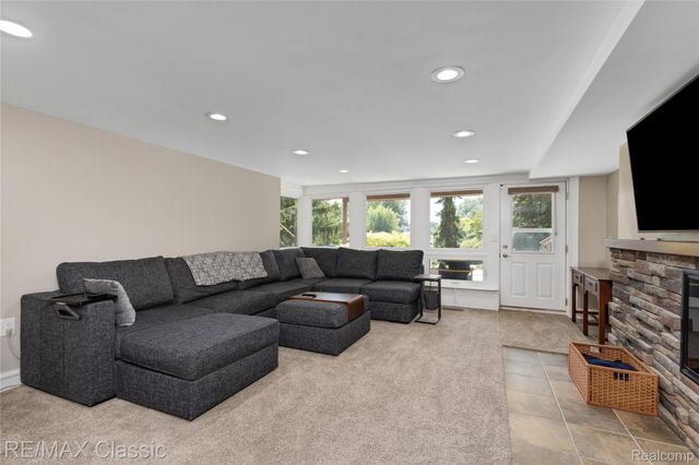 6600 Valley Spring Road, Bloomfield Charter Township, MI 48301
