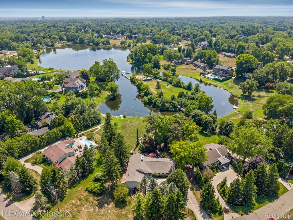 6600 Valley Spring Road, Bloomfield Charter Township, MI 48301