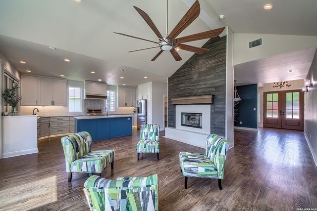 122 NAVAJO TRL, Seguin, TX 78155