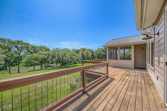122 NAVAJO TRL, Seguin, TX 78155