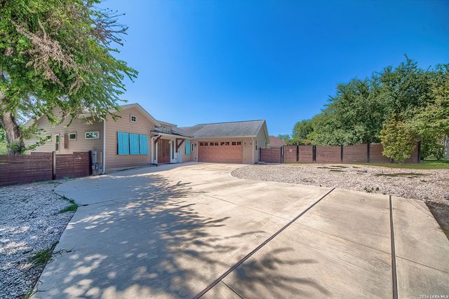 122 NAVAJO TRL, Seguin, TX 78155