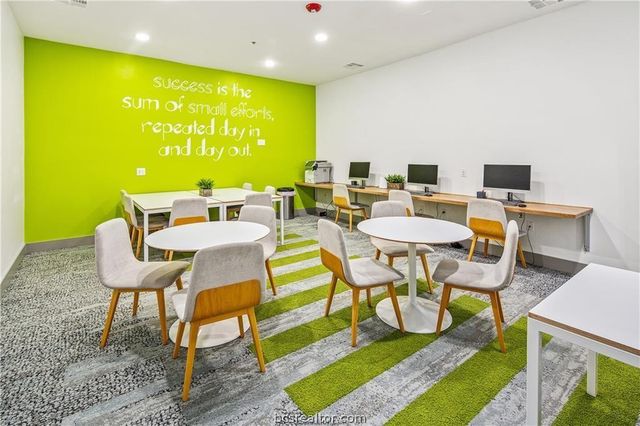 1725 Harvey Mitchell 1433, College Station, TX 77840