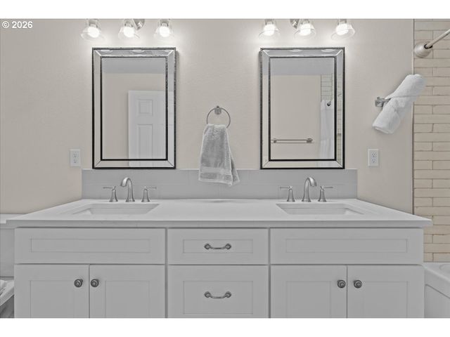 445 W EXETER St, Gladstone, OR 97027