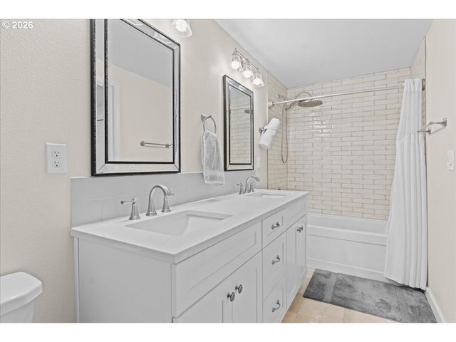 445 W EXETER St, Gladstone, OR 97027