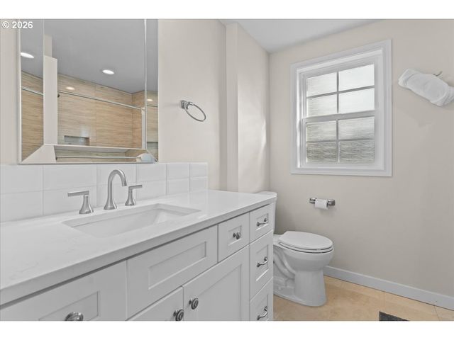 445 W EXETER St, Gladstone, OR 97027