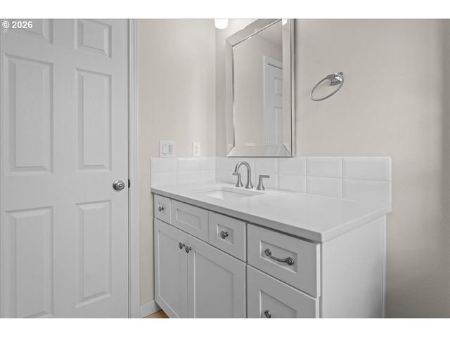 445 W EXETER St, Gladstone, OR 97027