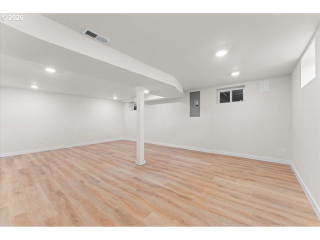 445 W EXETER St, Gladstone, OR 97027