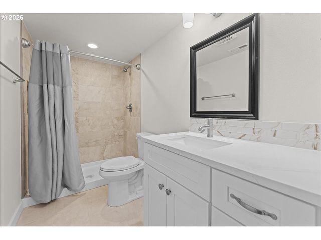 445 W EXETER St, Gladstone, OR 97027