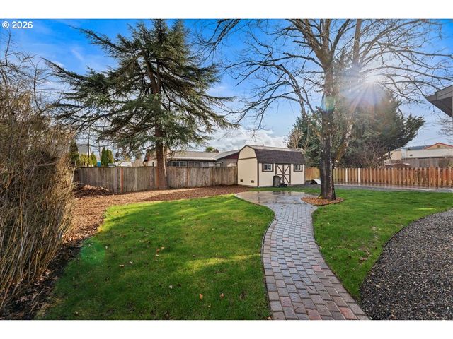 445 W EXETER St, Gladstone, OR 97027