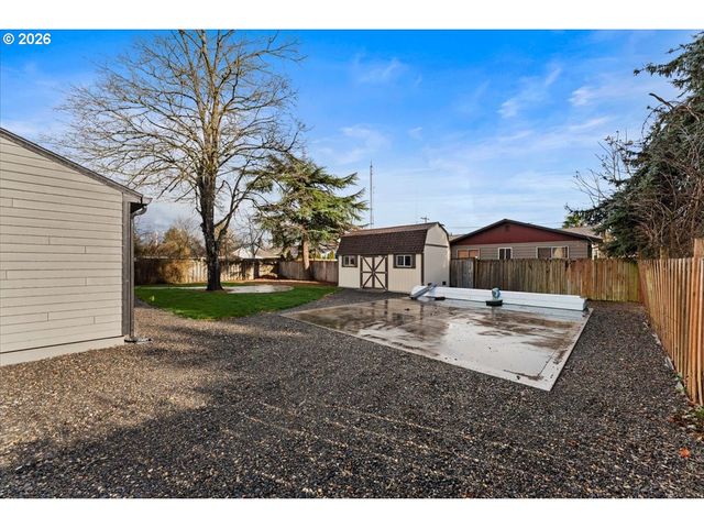 445 W EXETER St, Gladstone, OR 97027