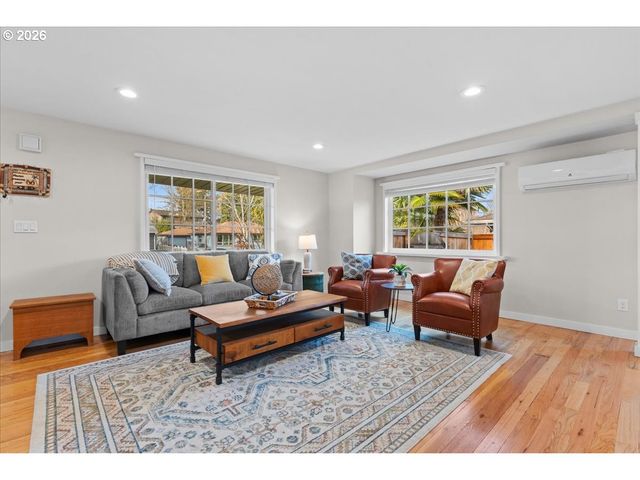 445 W EXETER St, Gladstone, OR 97027