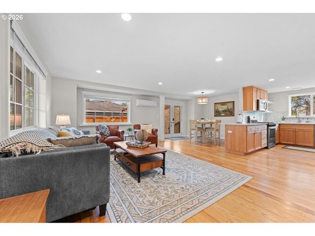 445 W EXETER St, Gladstone, OR 97027