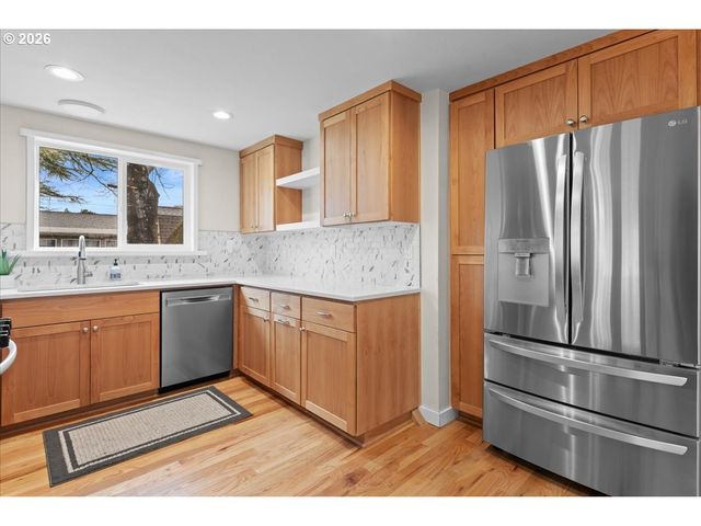 445 W EXETER St, Gladstone, OR 97027