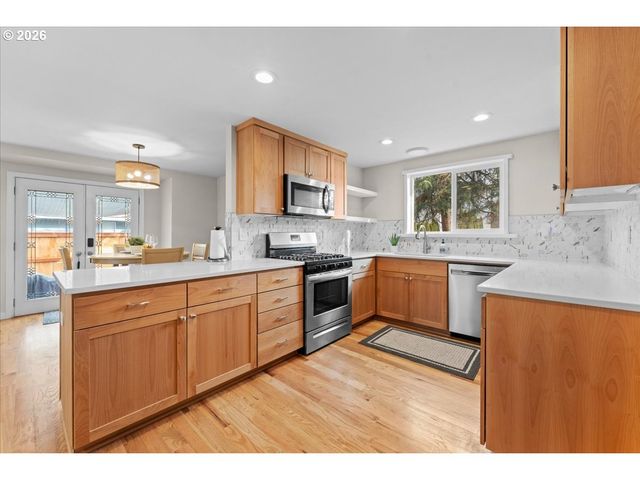 445 W EXETER St, Gladstone, OR 97027