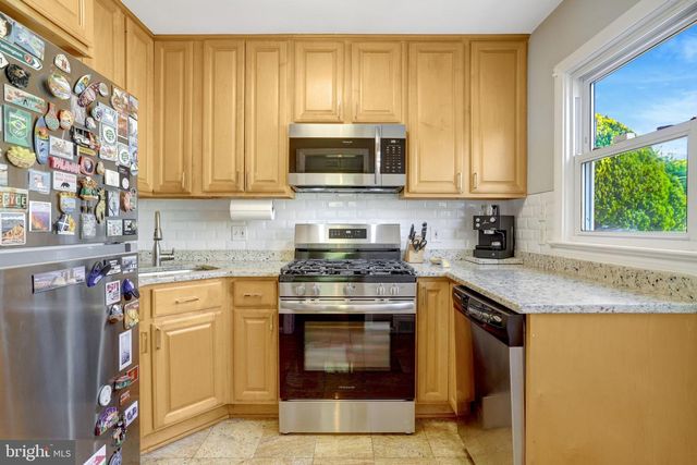 2850 BROOK DR, Falls Church, VA 22042