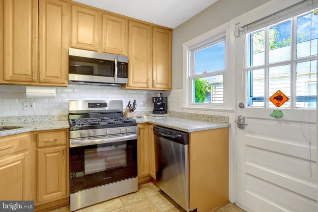 2850 BROOK DR, Falls Church, VA 22042