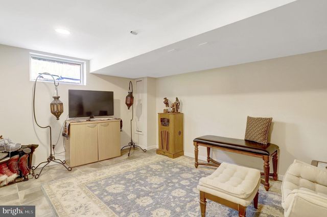 2850 BROOK DR, Falls Church, VA 22042