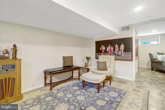2850 BROOK DR, Falls Church, VA 22042