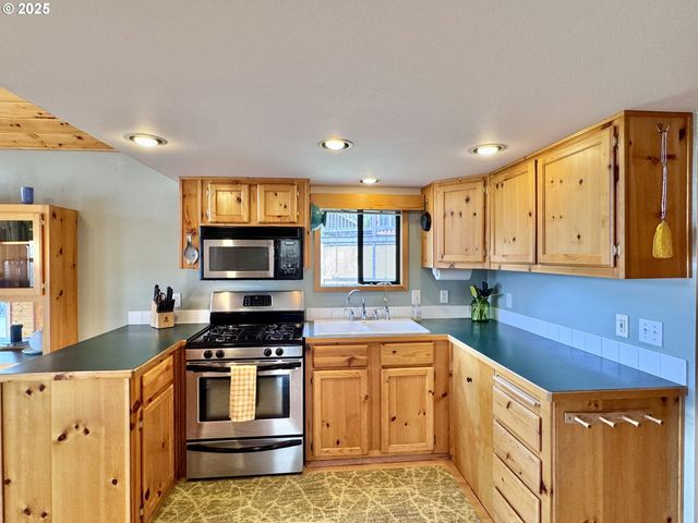 19921 WHALESHEAD Rd U9, Brookings, OR 97415