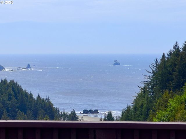 19921 WHALESHEAD Rd U9, Brookings, OR 97415