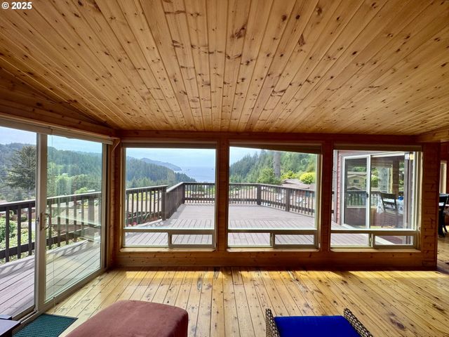 19921 WHALESHEAD Rd U9, Brookings, OR 97415