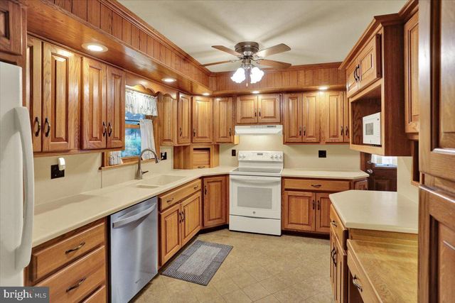 41 JAYANN DR, Lebanon, PA 17042