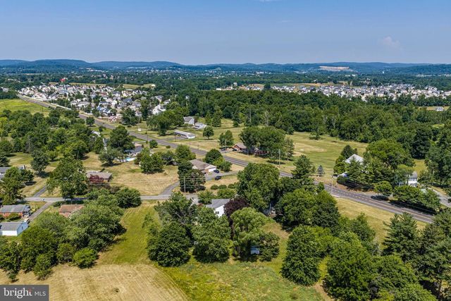 3070 MIDDLE CREEK RD, Gilbertsville, PA 19525
