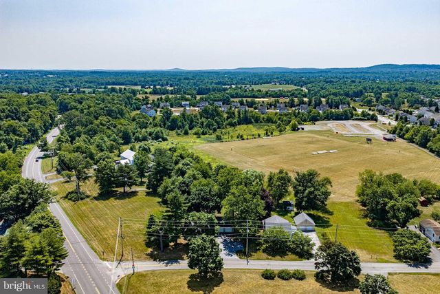 3070 MIDDLE CREEK RD, Gilbertsville, PA 19525