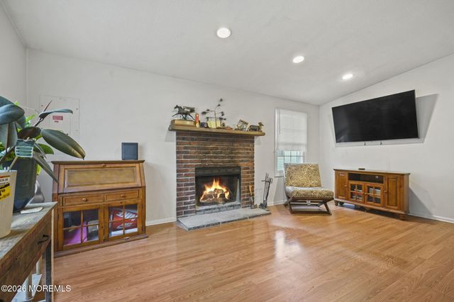 21 Parkview Way, Englishtown, NJ 07726