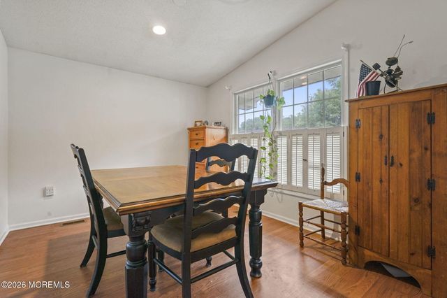 21 Parkview Way, Englishtown, NJ 07726