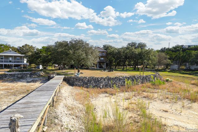 622 Pebble Beach, Lakehills, TX 78063