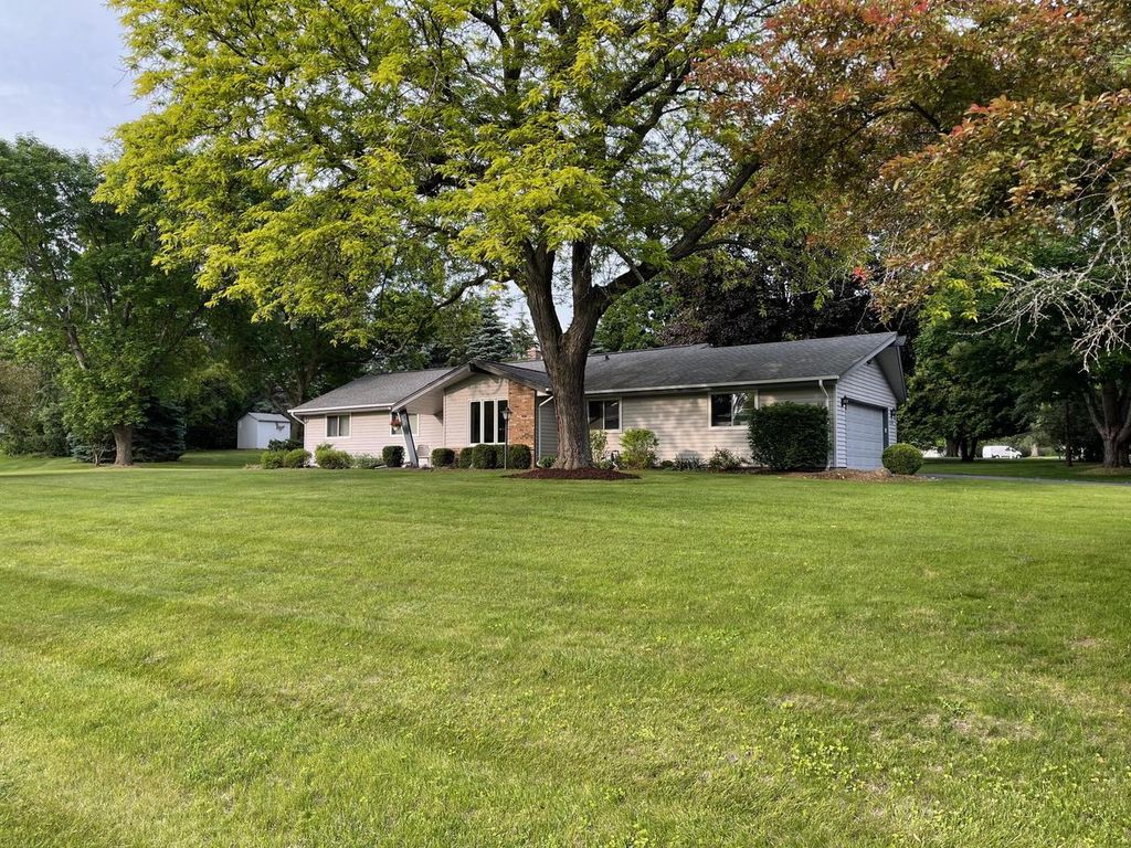 N54W33114 Linden CIRCLE E, Nashotah, WI 53058