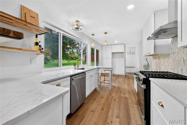 12518 Woodstream Drive, St Louis, MO 63138