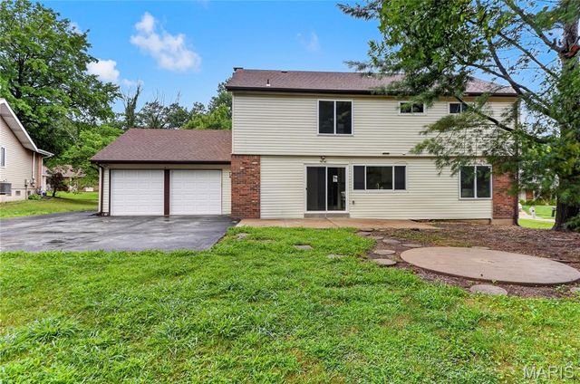12518 Woodstream Drive, St Louis, MO 63138