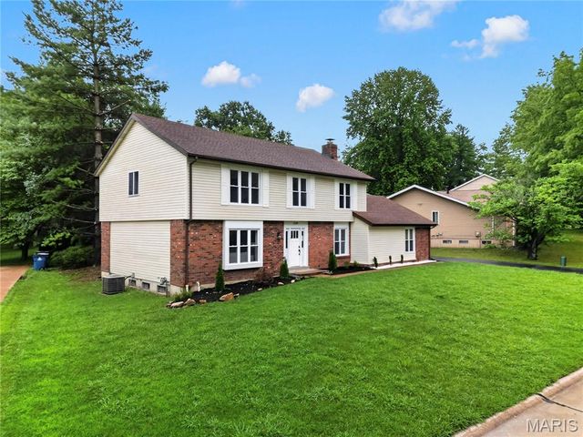 12518 Woodstream Drive, St Louis, MO 63138
